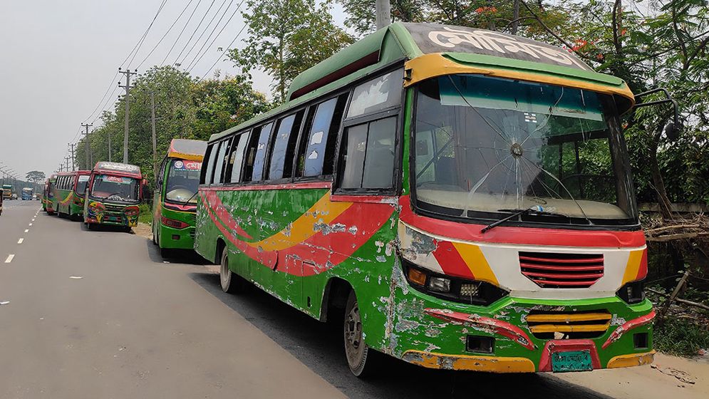 জাবি ছাত্রীকে হেনস্তা, মৌমিতার ১৭টি বাস আটক