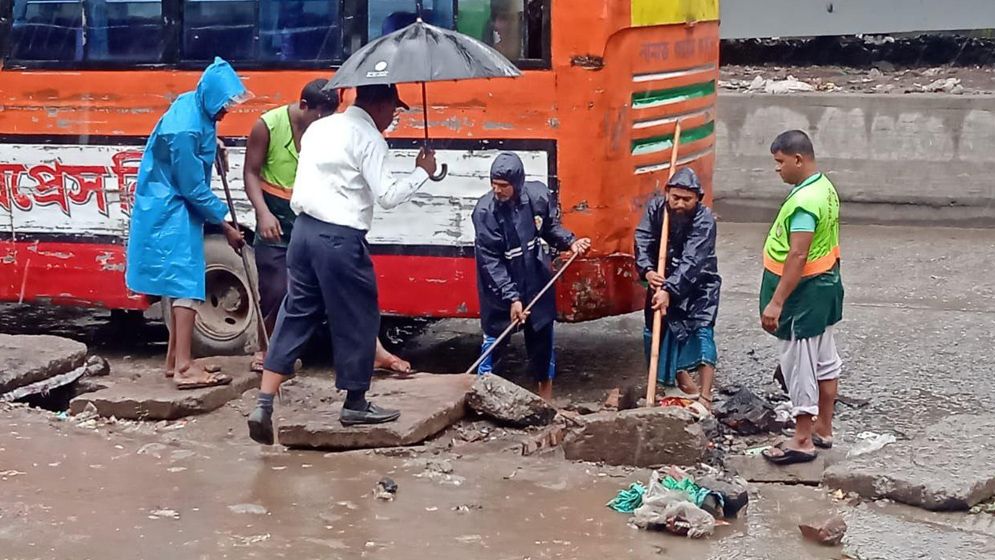 জলাবদ্ধতা নিরসনে মাঠে নেমেছে ডিএসসিসির ৯১ টিম