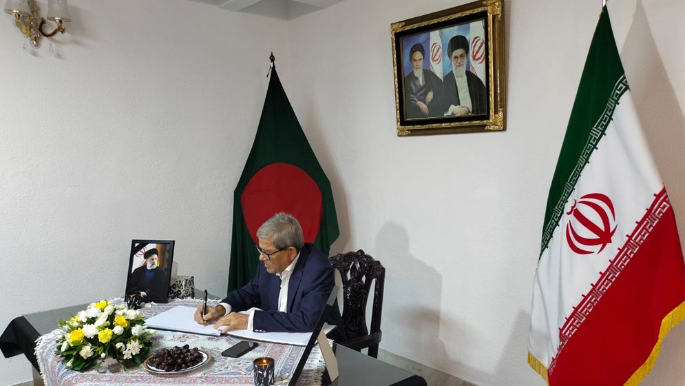 রাইসির শোক বইয়ে ফখরুলের স্বাক্ষর