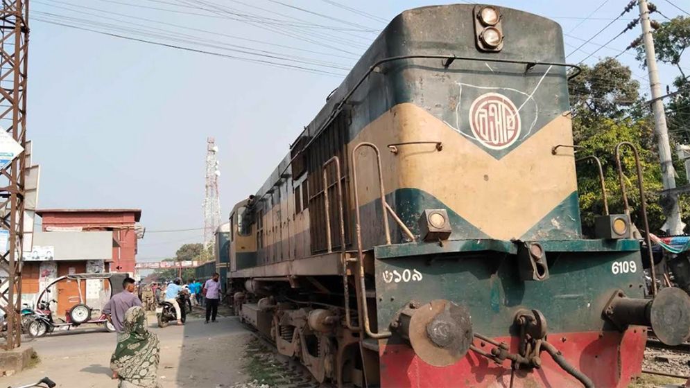 মালবাহী ট্রেন লাইনচ্যুত হয়ে রেল যোগাযোগ বন্ধ