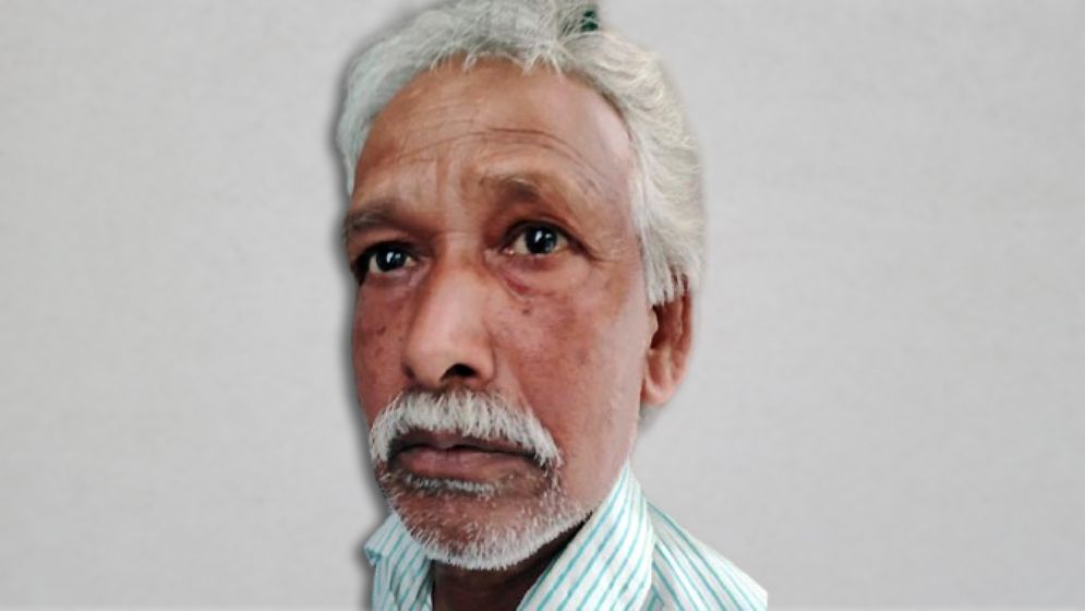 সেবা না পেয়ে ডিসি অফিসের হেল্পডেস্ক ভাঙচুর
