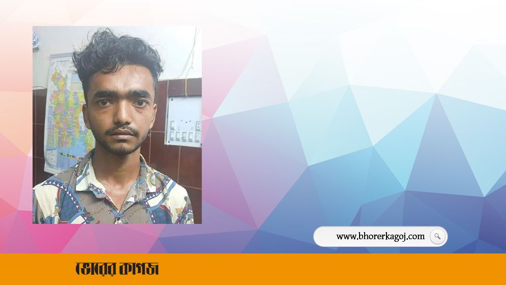 জাবি ছাত্রীকে হেনস্তা, বাসের হেলপার আটক