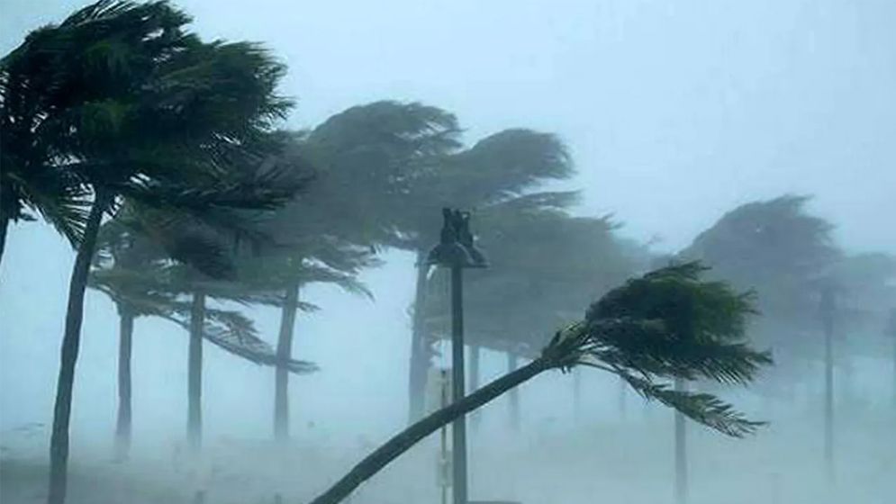 রাতেই ৮০ কি.মি. বেগে আসছে ঝড়, ১২ জেলায় সতর্কতা জারি