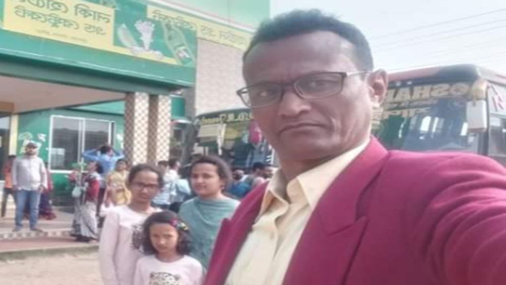 থানার সামনে থেকে দোকানীকে অপহরণ 