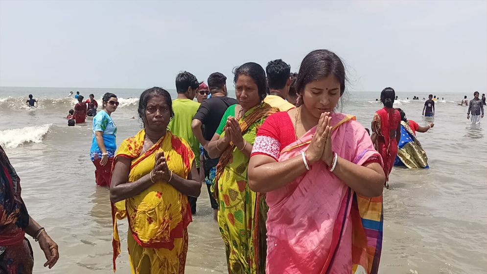 কুয়াকাটায় গঙ্গাস্নান অনুষ্ঠিত