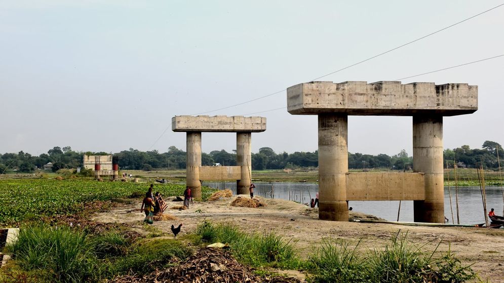 ছয় বছরেও আলোর মুখ দেখেনি ৩৫ কোটি টাকার সেতু