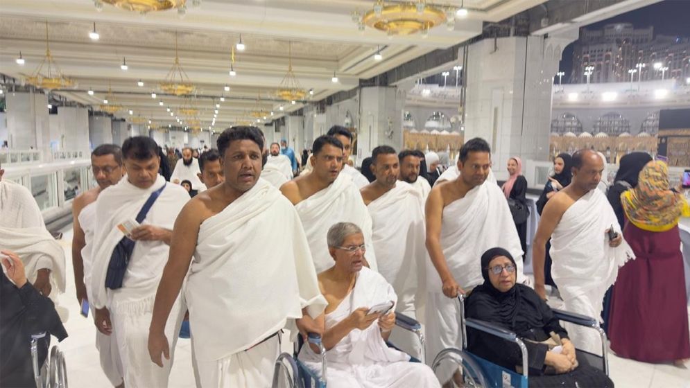 সস্ত্রীক পবিত্র উমরাহ পালন করেছেন মির্জা ফখরুল