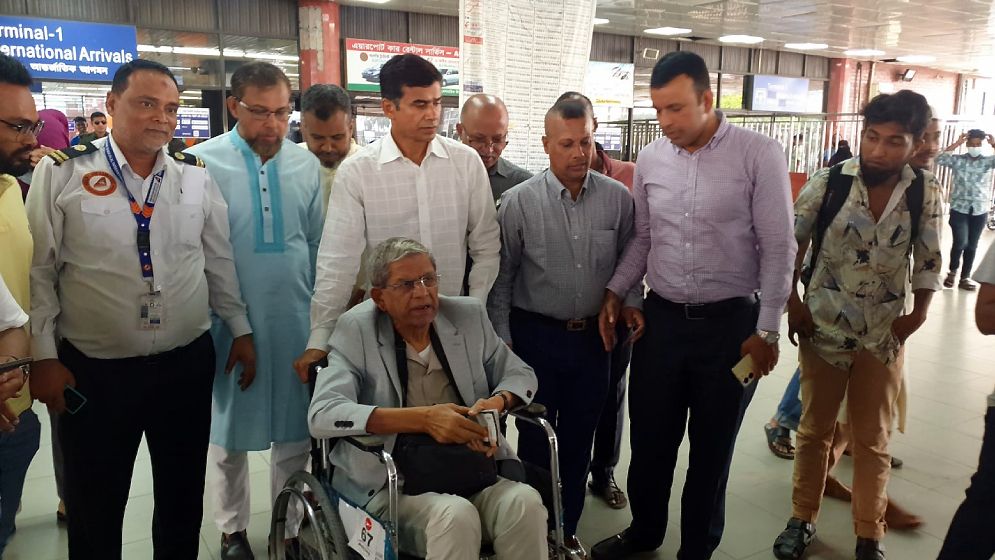 ওমরাহ পালন শেষে দেশে ফিরলেন মির্জা ফখরুল