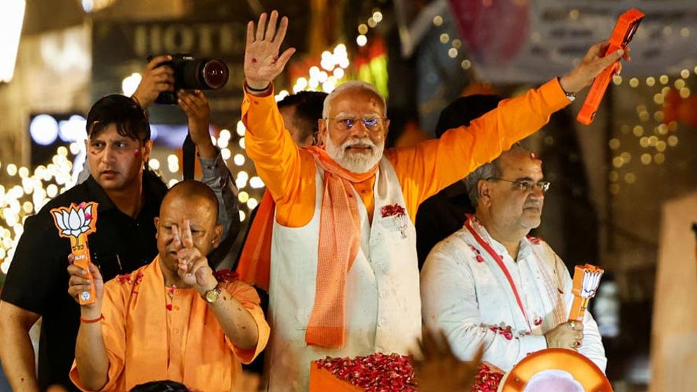 বিশাল শোডাউনের মধ্য দিয়ে মোদির মনোনয়নপত্র জমা