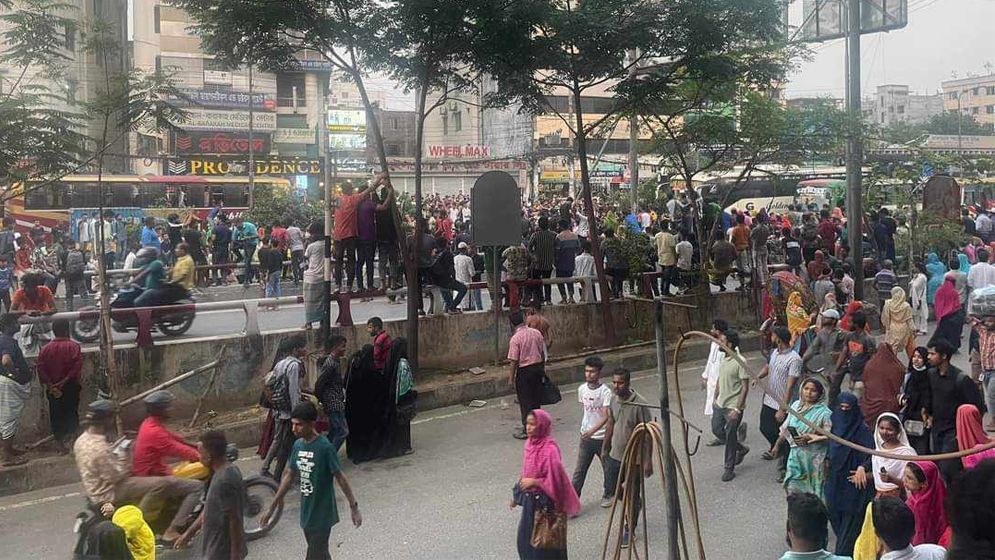 রাজধানীতে পোশাক শ্রমিকদের সড়ক অবরোধ, তীব্র যানজট