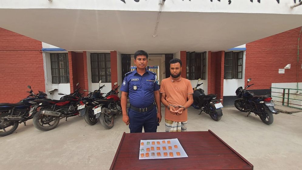 চাটমোহরে ২ হাজার পিস ইয়াবাসহ মাদক কারবারি আটক
