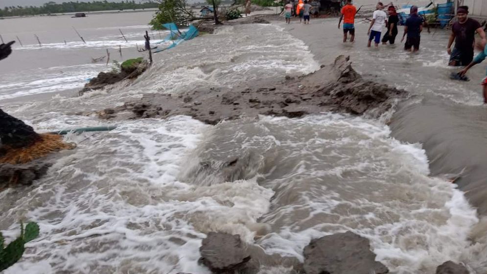 পাইকগাছায় দেড় লক্ষাধিক মানুষ পানিবন্দী, ক্ষয়ক্ষতি কোটি টাকার