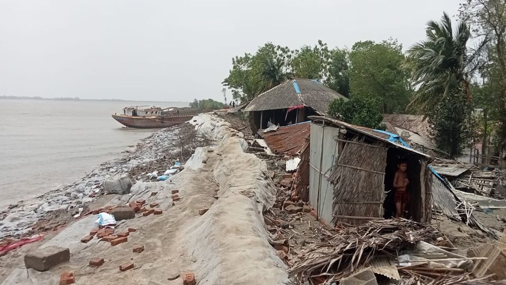 পাইকগাছায় ৩শ পরিবার পানিবন্দি, ঝুঁকিতে বেড়িবাঁধ