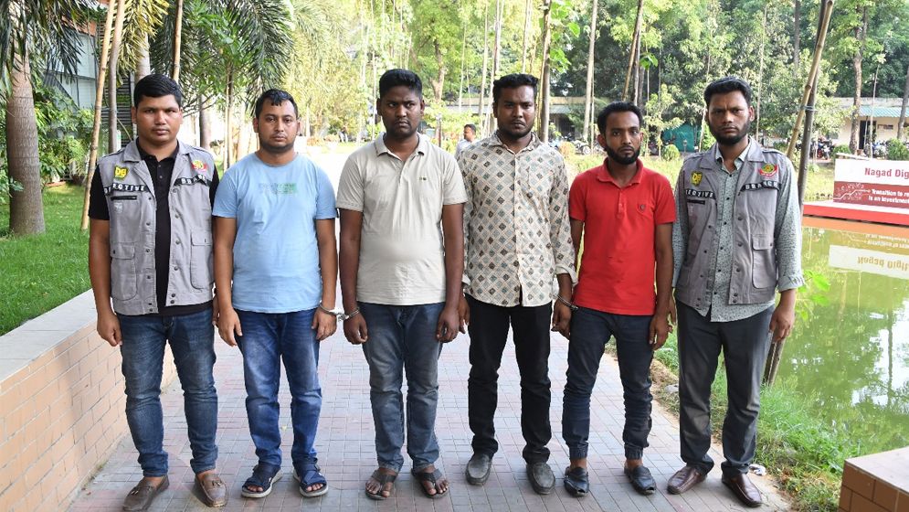পাসপোর্ট অফিস থেকেই ফাঁস হচ্ছে আবেদনকারীদের তথ্য
