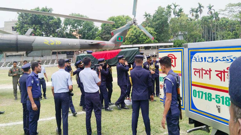 পতাকায় মোড়ানো নিহত পাইলট রিফাতের মরদেহ মানিকগঞ্জে
