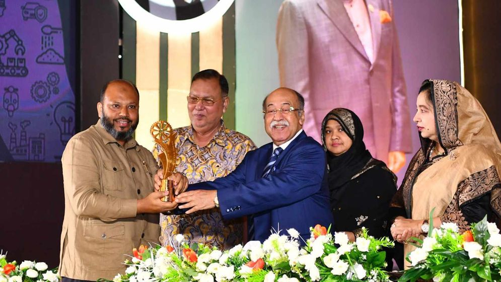 আতাউল করিমের ‘রাষ্ট্রপতি শিল্প উন্নয়ন পুরস্কার’ অর্জন