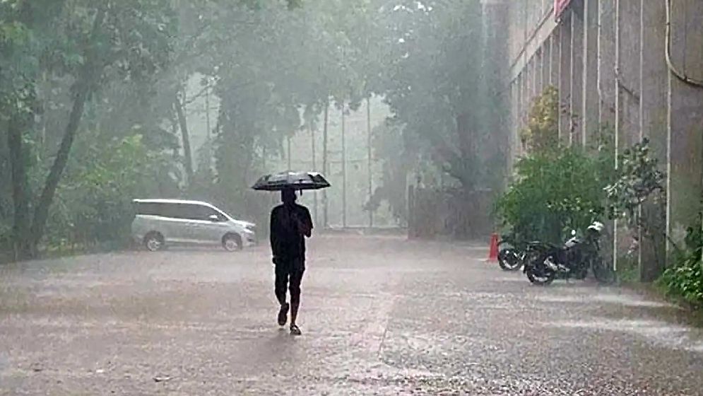 ঢাকায় সাতসকালে বজ্রসহ বৃষ্টি