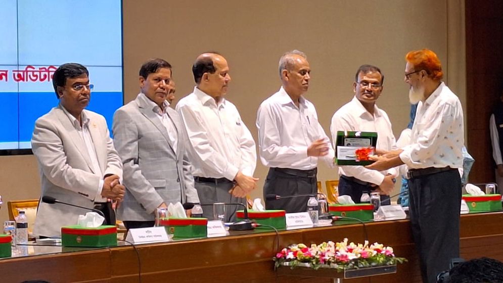 বীর মুক্তিযোদ্ধা লেখা স্মার্ট কার্ড পেলেন ১০৪ মুক্তিযোদ্ধা