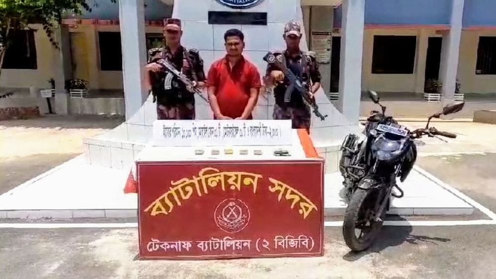 টেকনাফে ১০ হাজার ইয়াবাসহ যুবক আটক, জব্দ মোটরসাইকেল