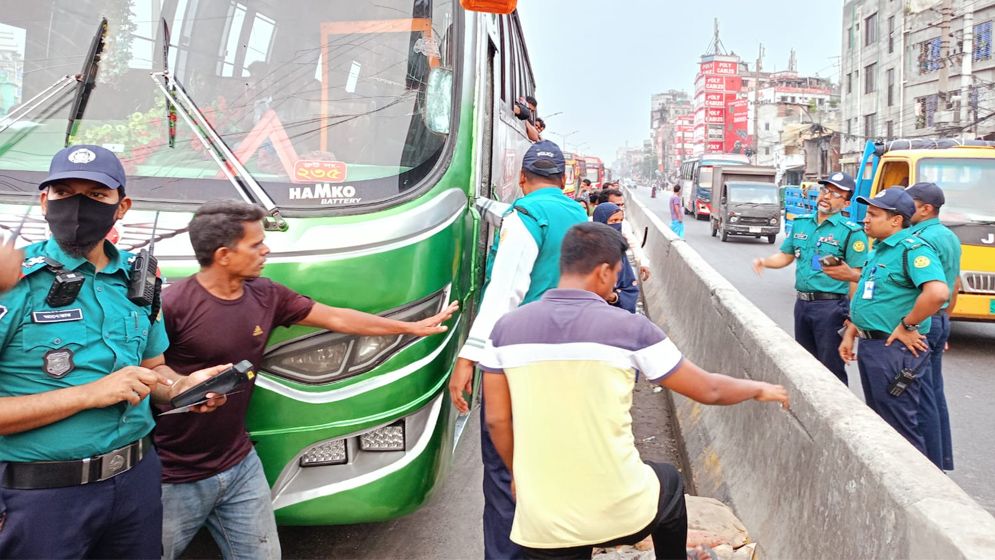সড়কের শৃঙ্খলা রক্ষায় ট্রাফিক ওয়ারী বিভাগের অভিযান