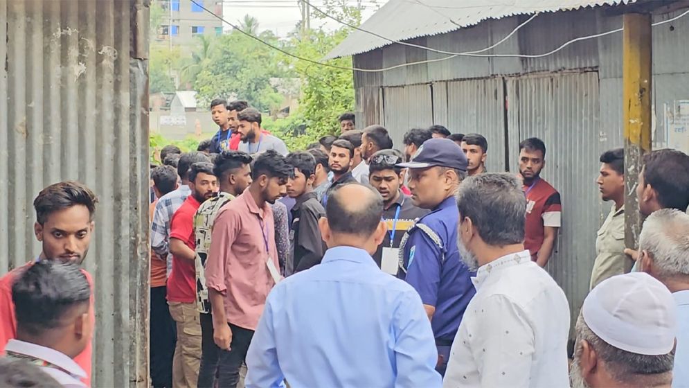 পুলিশকে মারধর, ছবি তুলতে গেলে সাংবাদিকের উপর হামলা