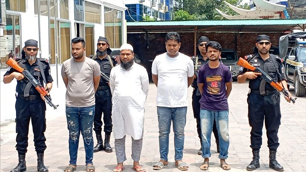 আত্মীয়স্বজন মিলে মাদকের কারবার! সাত লাখ ইয়াবাসহ গ্রেপ্তার ৪