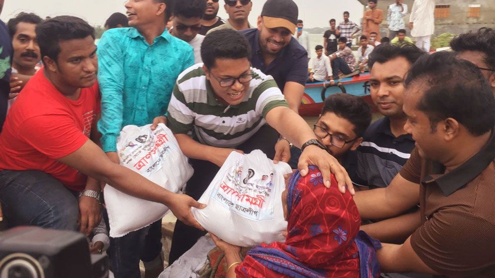 ঘূর্ণিঝড় রেমালে আক্রান্ত ১ হাজারের বেশি পরিবারকে ছাত্রলীগের ত্রাণ বিতরণ