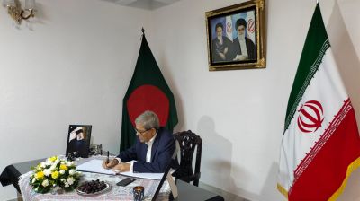 রাইসির শোক বইয়ে ফখরুলের স্বাক্ষর 