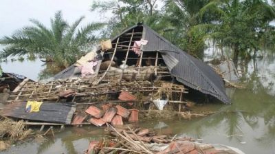 ক্ষতিগ্রস্ত অনেক পরিবারের রাত কাটছে বেড়িবাঁধে