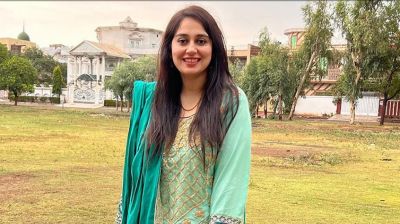 দ্বিতীয় বিয়ের পরও প্রথম স্বামীর নাম ব্যবহার করেন এই অভিনেত্রী   