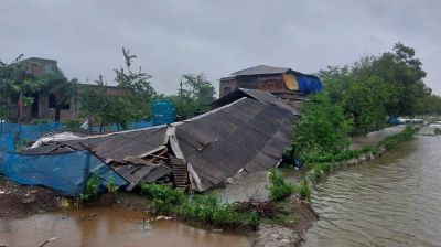 রেমাল: সাতক্ষীরা উপকুলীয় এলাকায় ঝুঁকিপূর্ণ বেড়িবাঁধ ভাঙ্গন রোধে স্থানীয় জনগণ