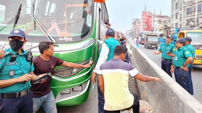 সড়কের শৃঙ্খলা রক্ষায় ট্রাফিক ওয়ারী বিভাগের অভিযান 