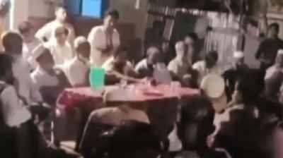 ভোটকেন্দ্রে অস্ত্র নিয়ে যেতে বললেন ইউপি মেম্বার 