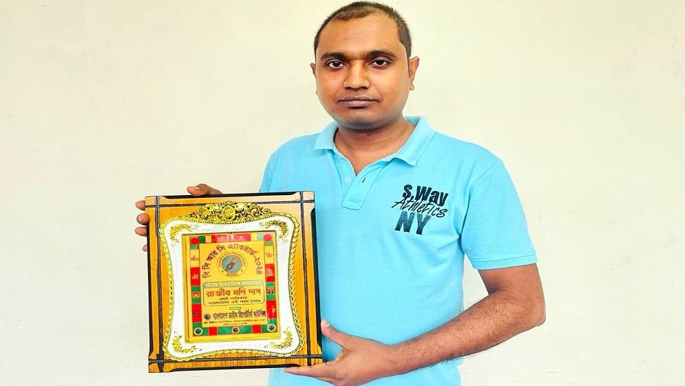 বিসিআরসি এক্সিলেন্স অ্যাওয়ার্ডে শ্রেষ্ঠ নাট্যকার রাজীব মণি দাস