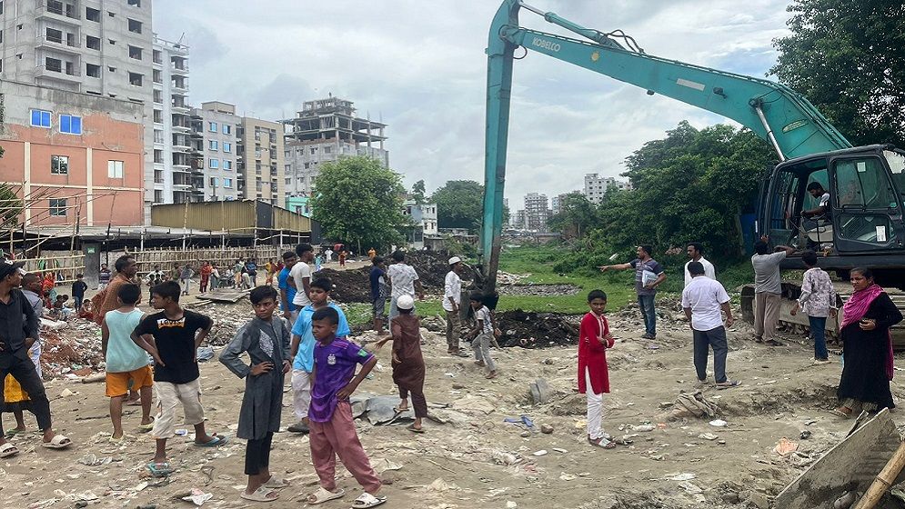 সাদিক অ্যাগ্রোর উদ্ধার করা অংশে চলছে খাল খনন