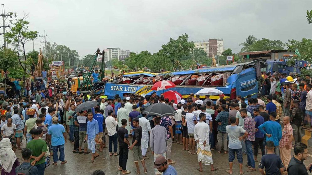 চট্টগ্রাম-ঢাকা মহাসড়কে বাস উল্টে একজনের মৃত্যু