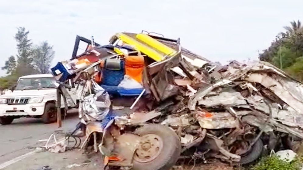 তন্দ্রাচ্ছন্ন চালক, থেমে থাকা ট্রাকে বাসের ধাক্কায় নিহত ১৩