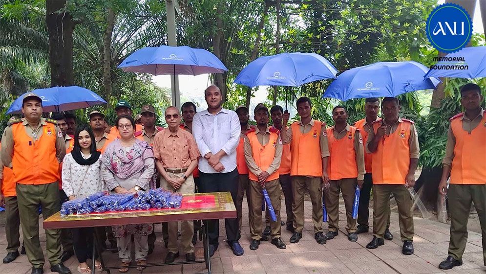 গুলশানে অনু মেমোরিয়াল ফাউন্ডেশনের উদ্যোগে ছাতা বিতরণ