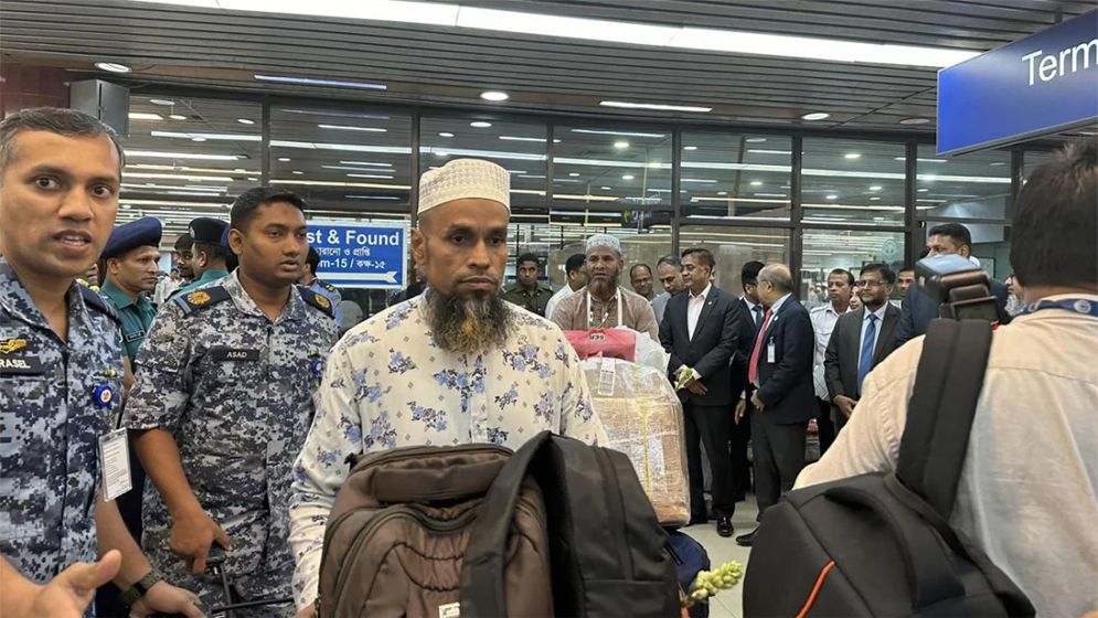 দেশে পৌঁছেছে হজের প্রথম ফিরতি ফ্লাইট
