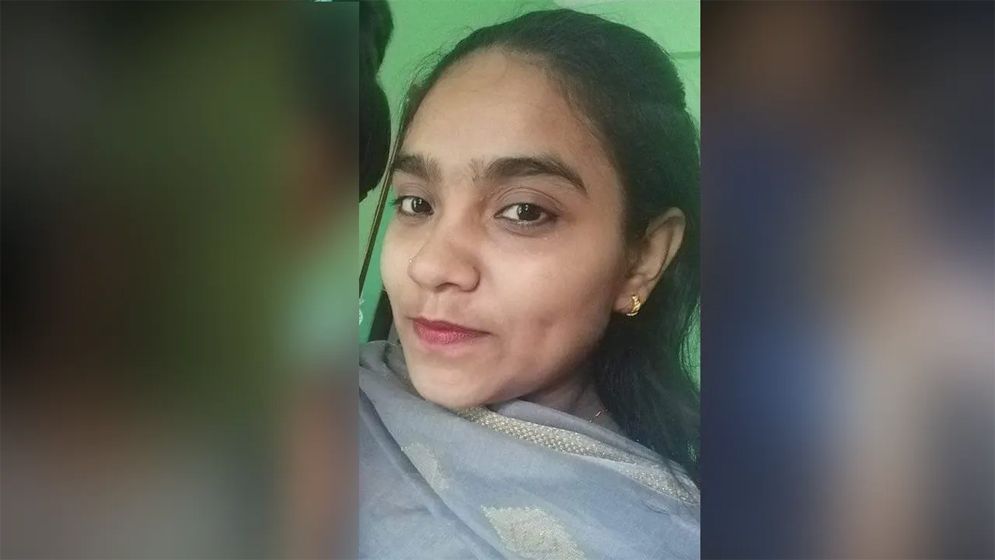 প্রেমের টানে ৩ মেয়েকে নিয়ে ঘর ছাড়লেন গৃহবধূ