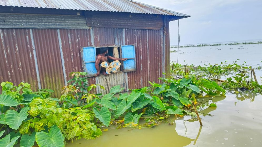 জুড়ীতে ধীরে নামছে বন্যার পানি, দুর্ভোগে বানভাসিরা
