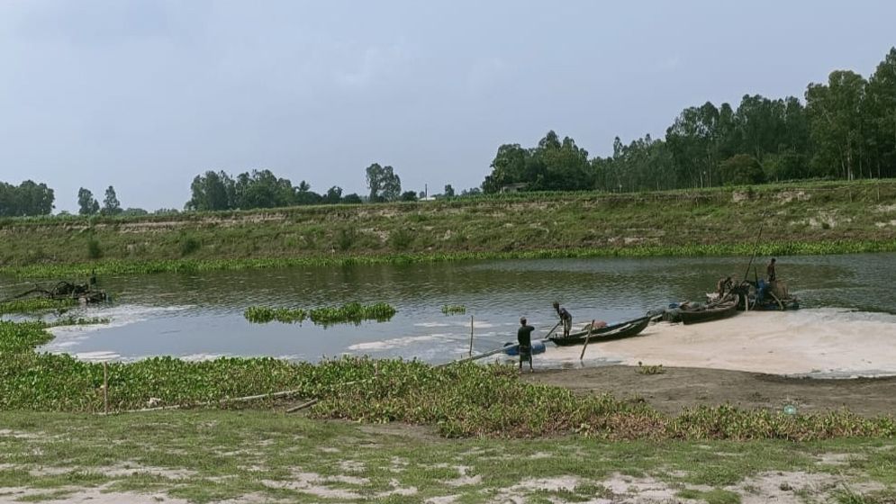 মানিকগঞ্জে ভূমি অফিসের নাকের ডগায় ড্রেজার বাণিজ্য