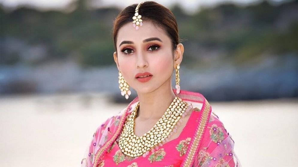 বিদেশে গিয়ে মহাবিপদে মিমি, সাহায্যে এগিয়ে এলেন বাংলাদেশি