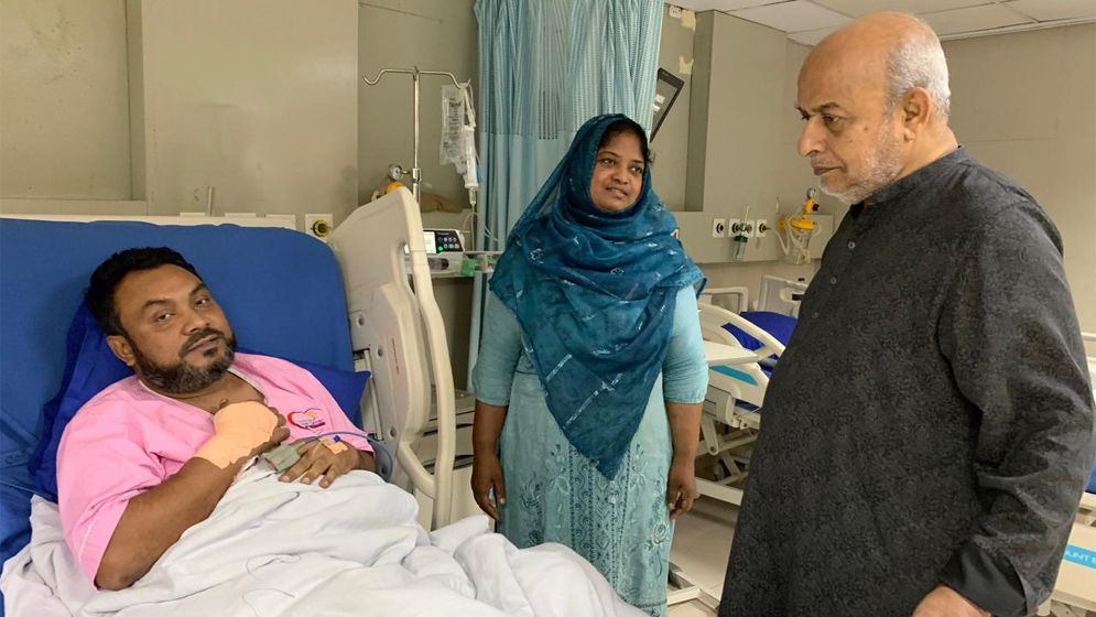 রেলওয়ে স্টেশন ম্যানেজারকে দেখতে হাসপাতালে রেলমন্ত্রী