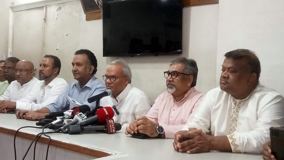 সরকারের ভুলনীতির খেসারত দিচ্ছে বন্যার্তরা