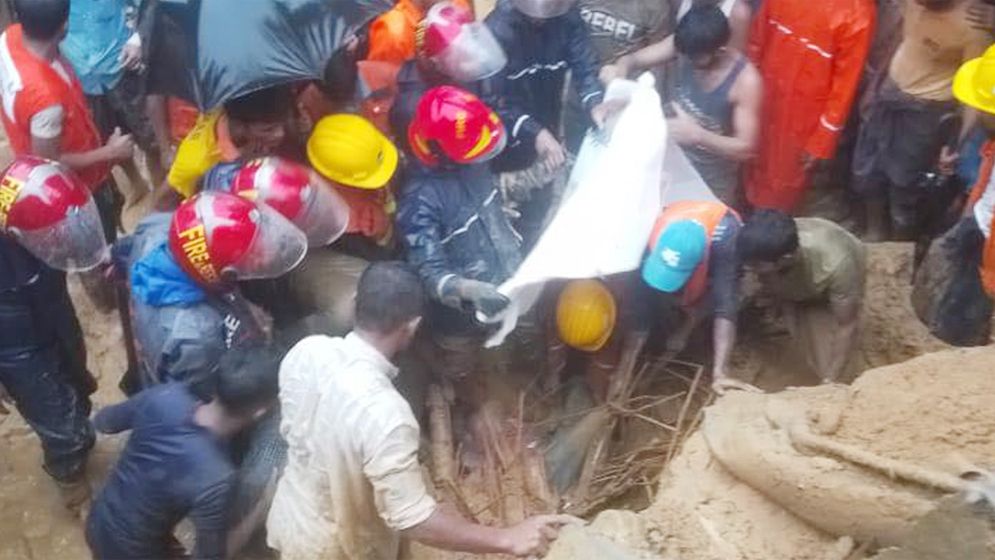 রোহিঙ্গা ক্যাম্পে পাহাড় ধসে নিহত ৯