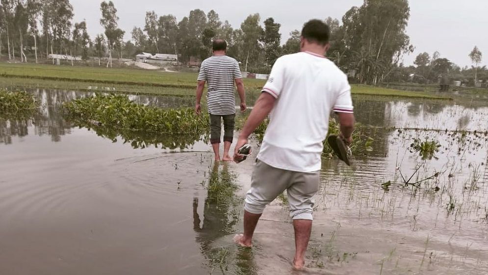 রৌমারীতে রাস্তা না থাকায় বিপাকে গ্রামবাসী