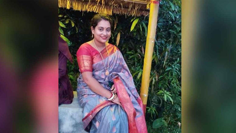 চলন্ত মোটরসাইকেল থেকে পড়ে গৃহবধূর মৃত্যু