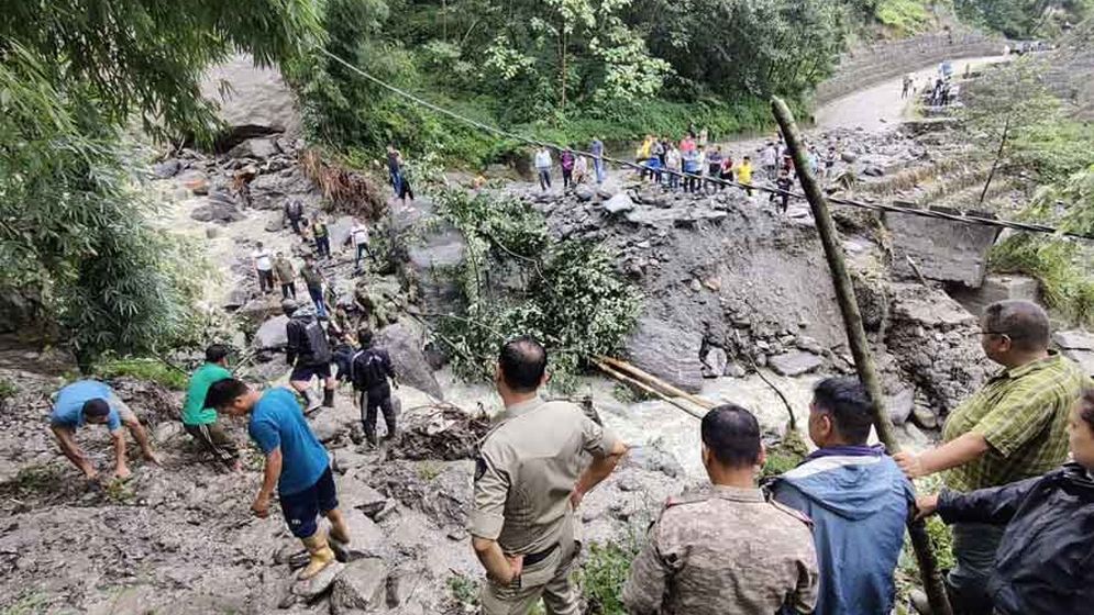 সিকিমে এখনও আটকা সহস্রাধিক পর্যটক, নামছে আরো ধস
