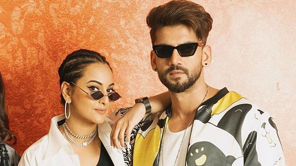 বিয়েতে কেমন সাজলেন সোনাক্ষী-জাহির
